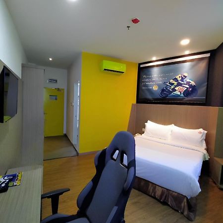 Hype Motorsport Hotel Nilai Exteriör bild