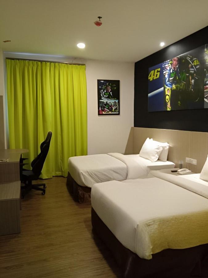 Hype Motorsport Hotel Nilai Exteriör bild