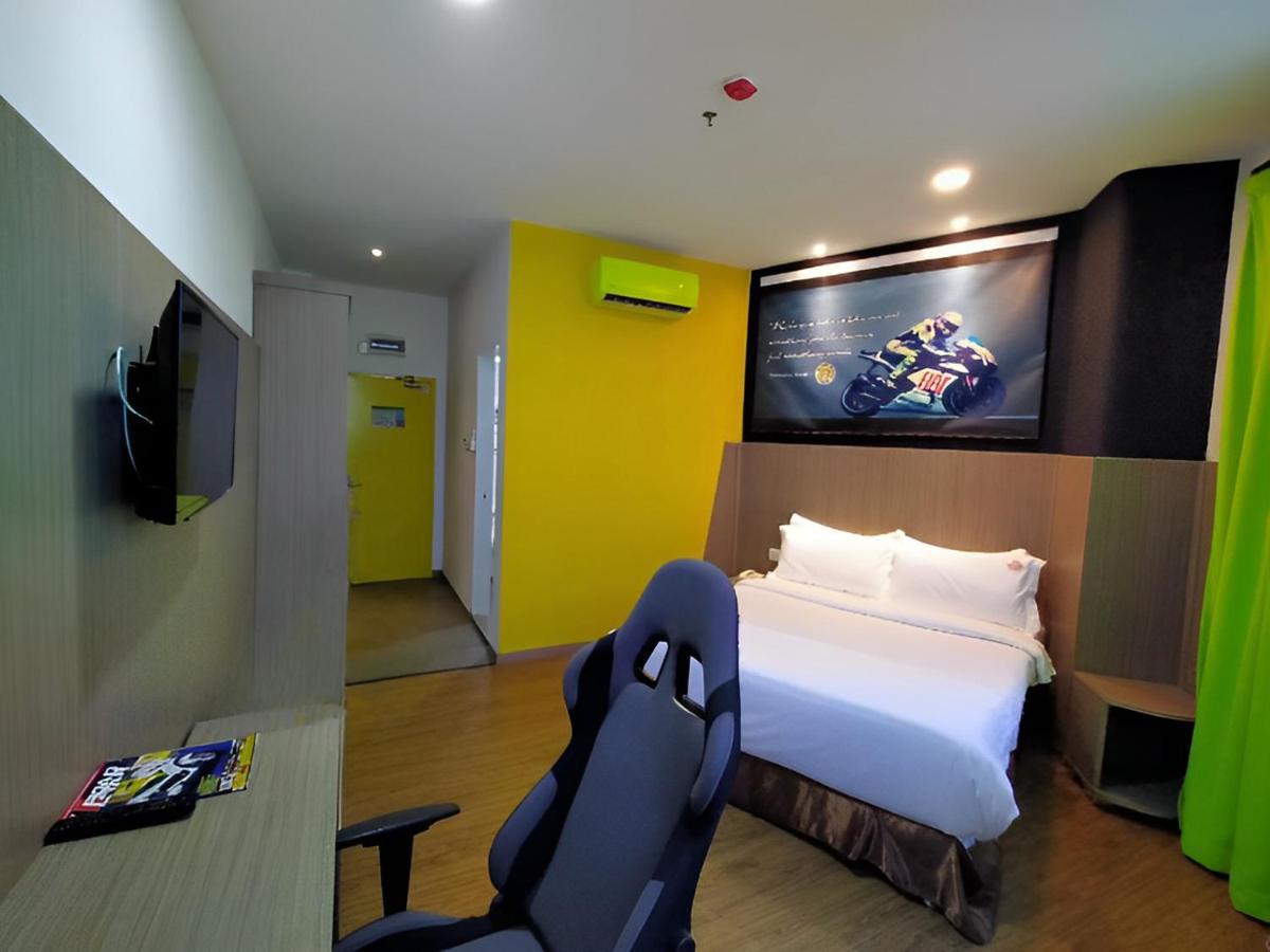 Hype Motorsport Hotel Nilai Exteriör bild