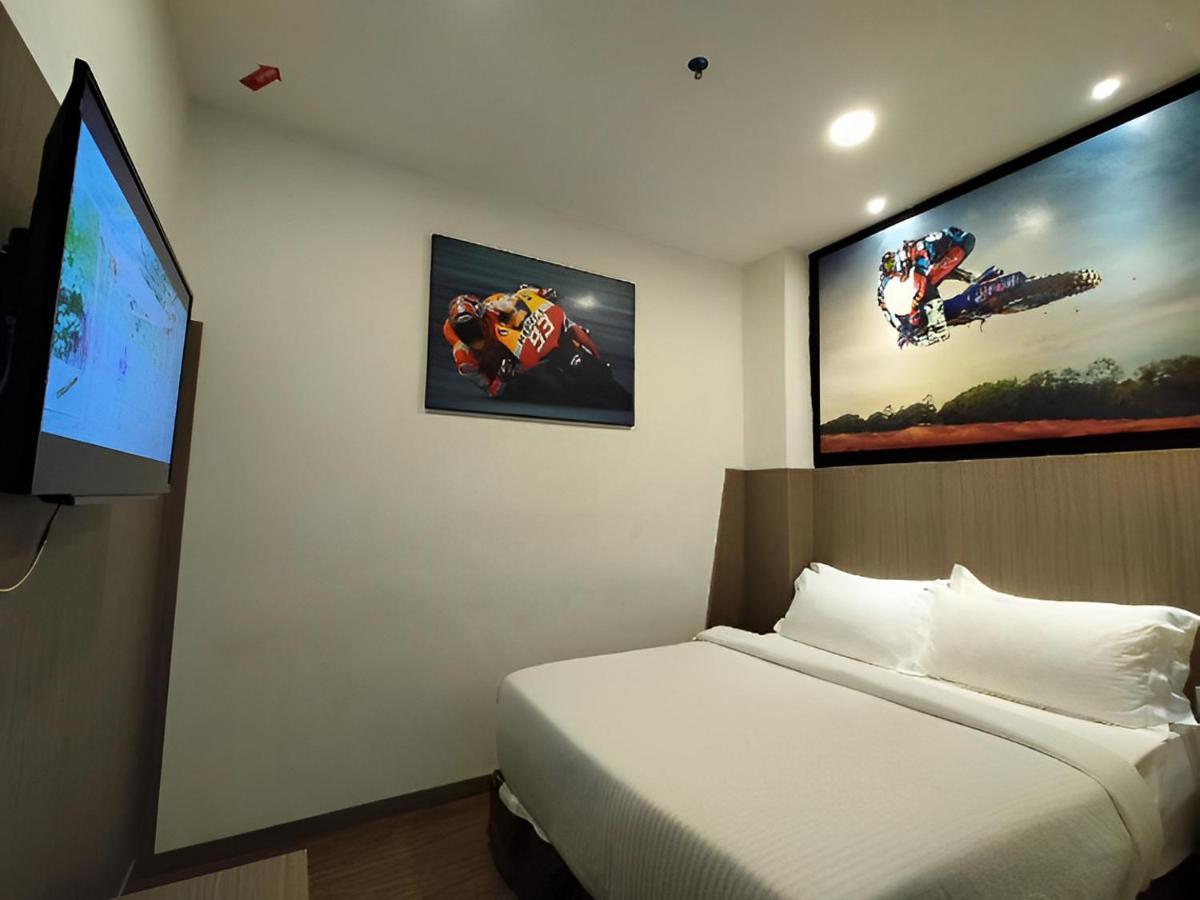 Hype Motorsport Hotel Nilai Exteriör bild