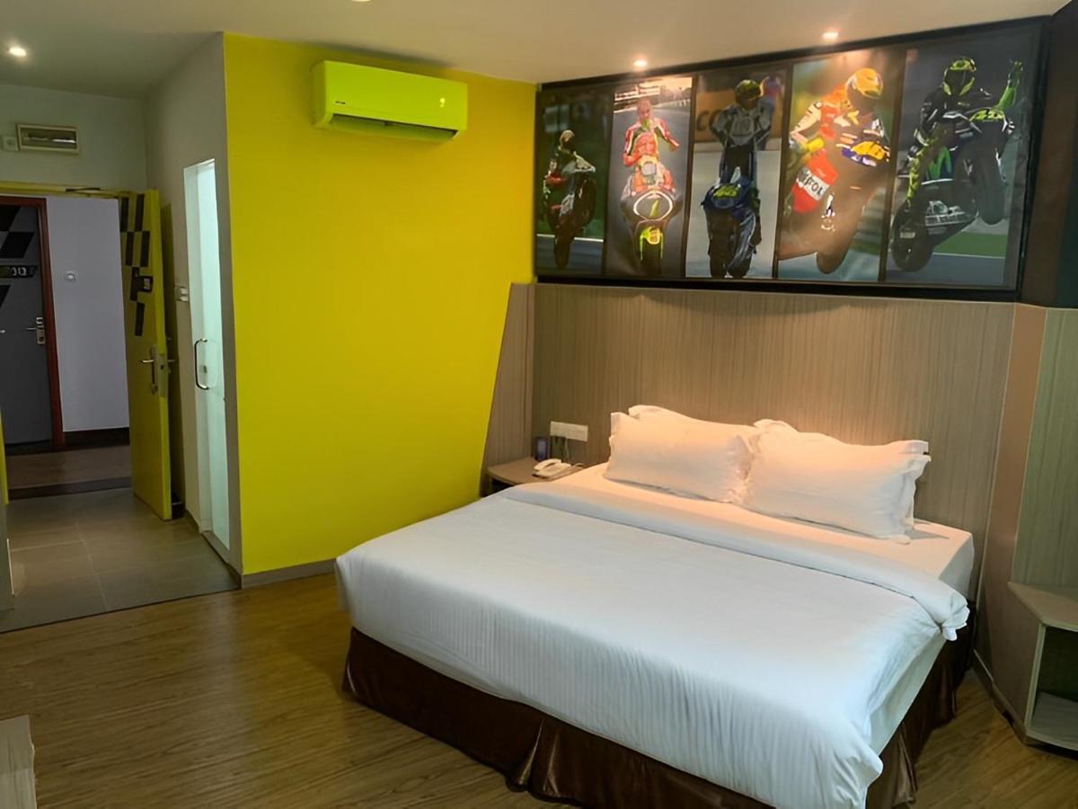 Hype Motorsport Hotel Nilai Exteriör bild
