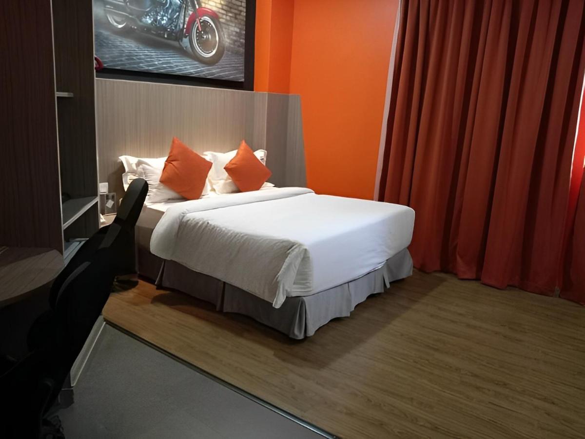 Hype Motorsport Hotel Nilai Exteriör bild