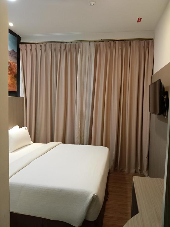 Hype Motorsport Hotel Nilai Exteriör bild