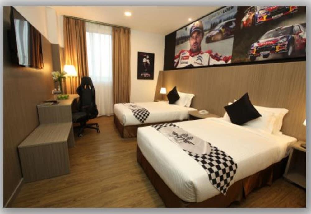 Hype Motorsport Hotel Nilai Exteriör bild