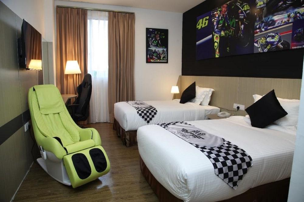 Hype Motorsport Hotel Nilai Exteriör bild