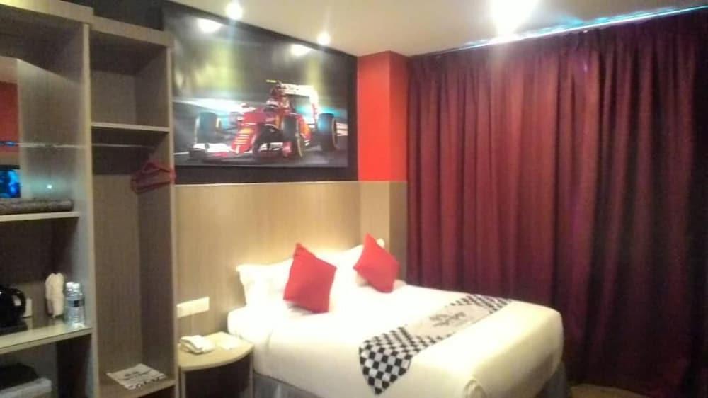 Hype Motorsport Hotel Nilai Exteriör bild