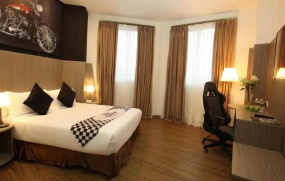 Hype Motorsport Hotel Nilai Exteriör bild