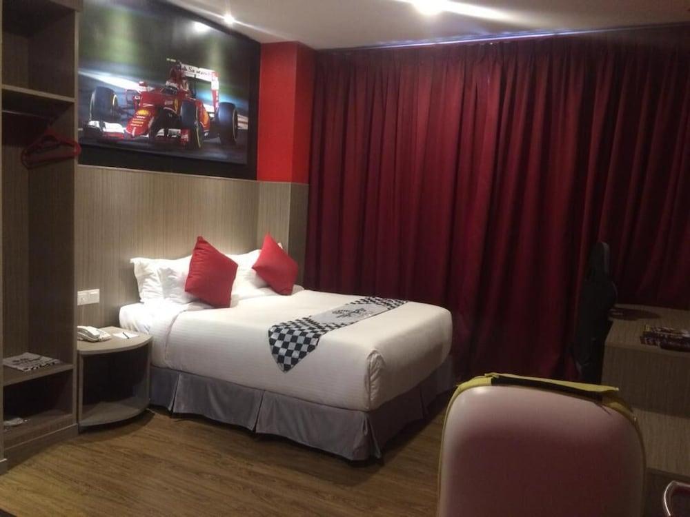 Hype Motorsport Hotel Nilai Exteriör bild