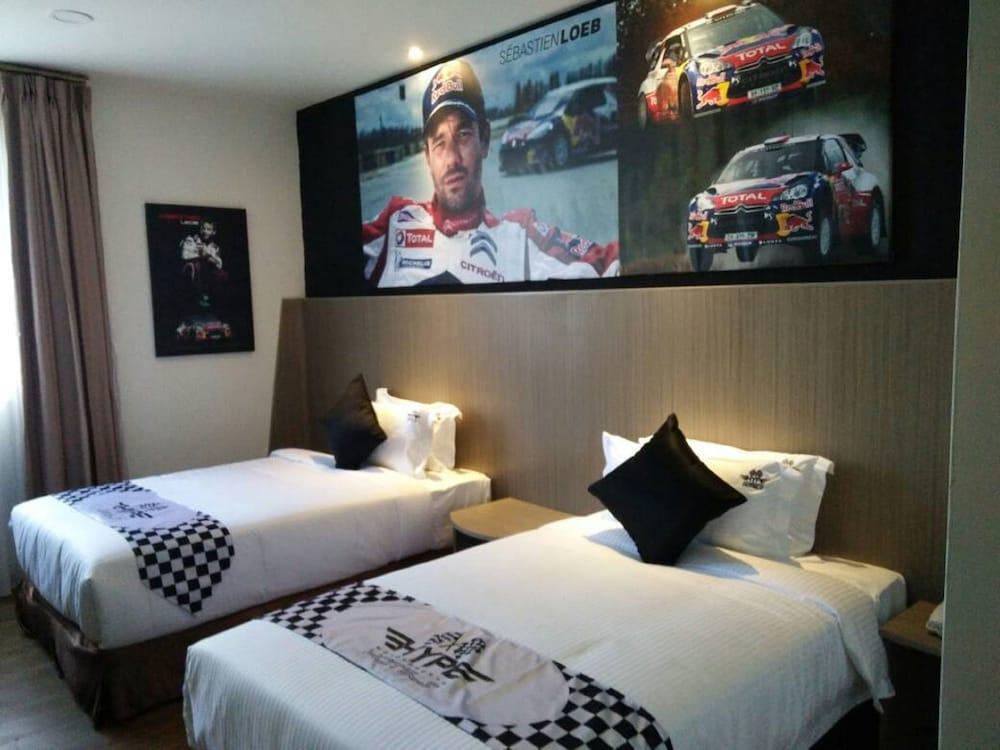 Hype Motorsport Hotel Nilai Exteriör bild
