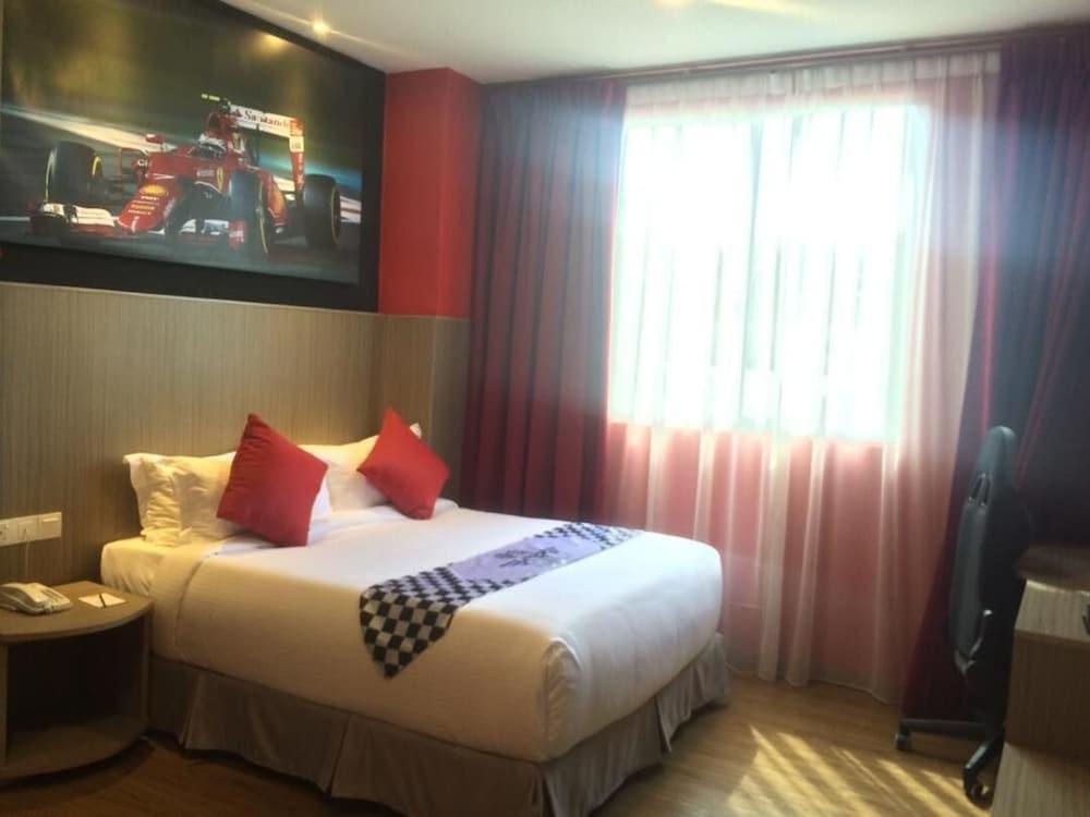 Hype Motorsport Hotel Nilai Exteriör bild