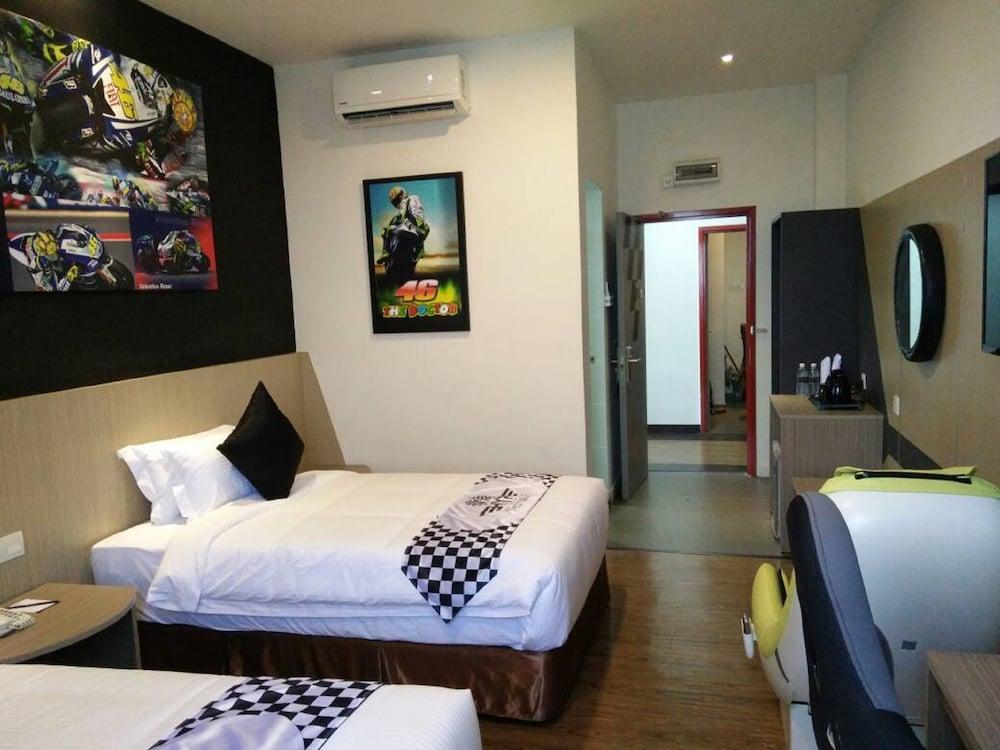 Hype Motorsport Hotel Nilai Exteriör bild