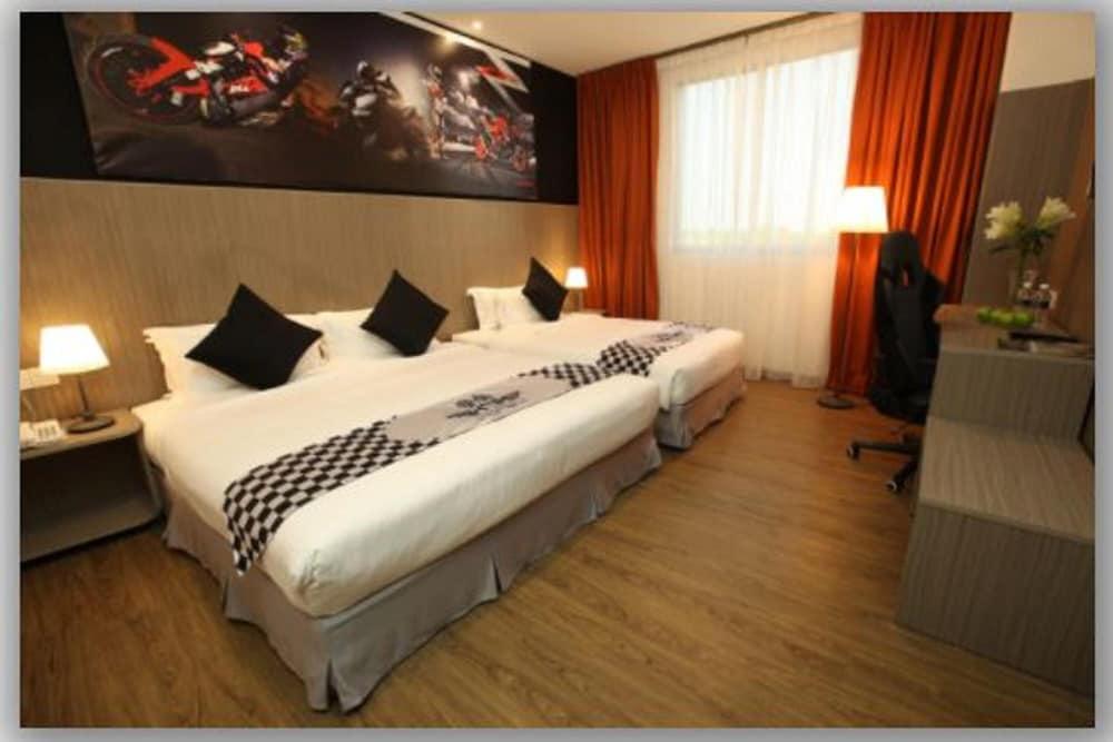 Hype Motorsport Hotel Nilai Exteriör bild