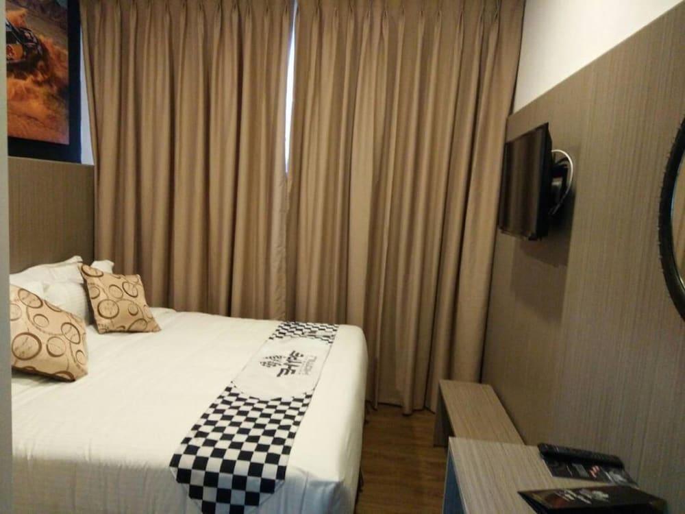 Hype Motorsport Hotel Nilai Exteriör bild