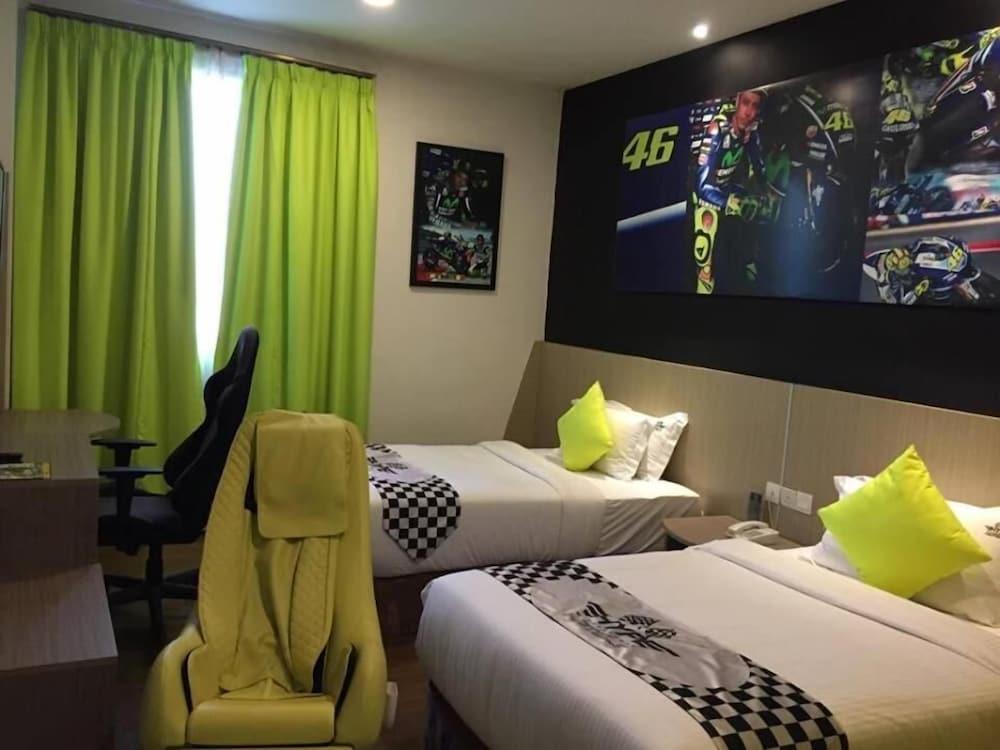 Hype Motorsport Hotel Nilai Exteriör bild