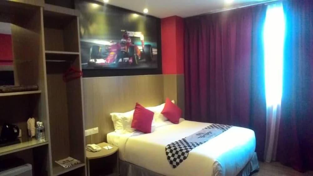 Hype Motorsport Hotel Nilai Exteriör bild