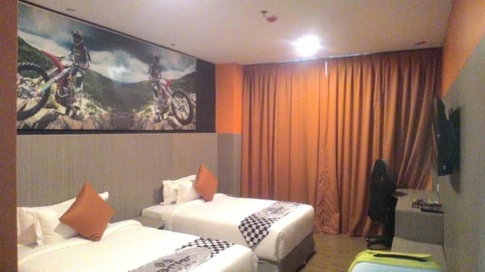 Hype Motorsport Hotel Nilai Exteriör bild