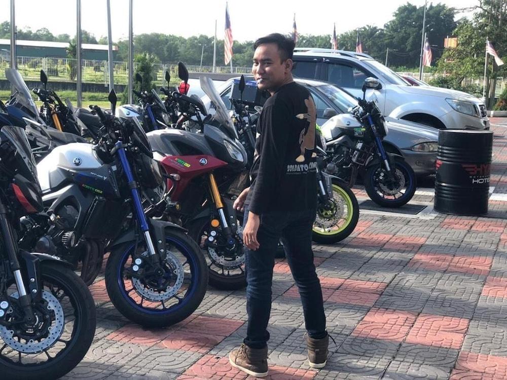 Hype Motorsport Hotel Nilai Exteriör bild