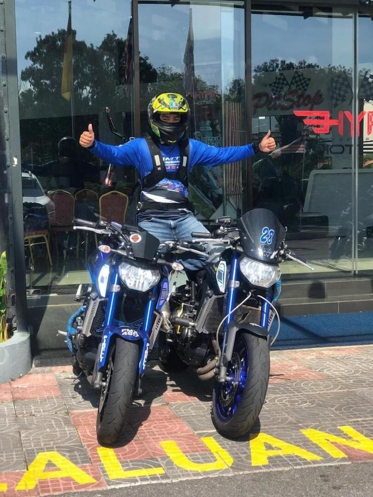 Hype Motorsport Hotel Nilai Exteriör bild
