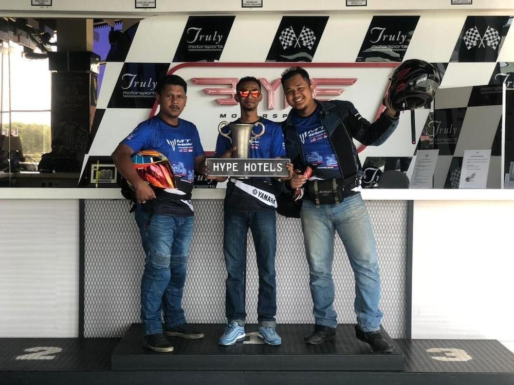 Hype Motorsport Hotel Nilai Exteriör bild