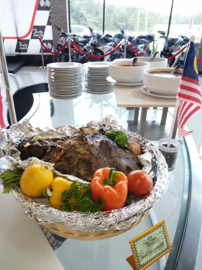Hype Motorsport Hotel Nilai Exteriör bild