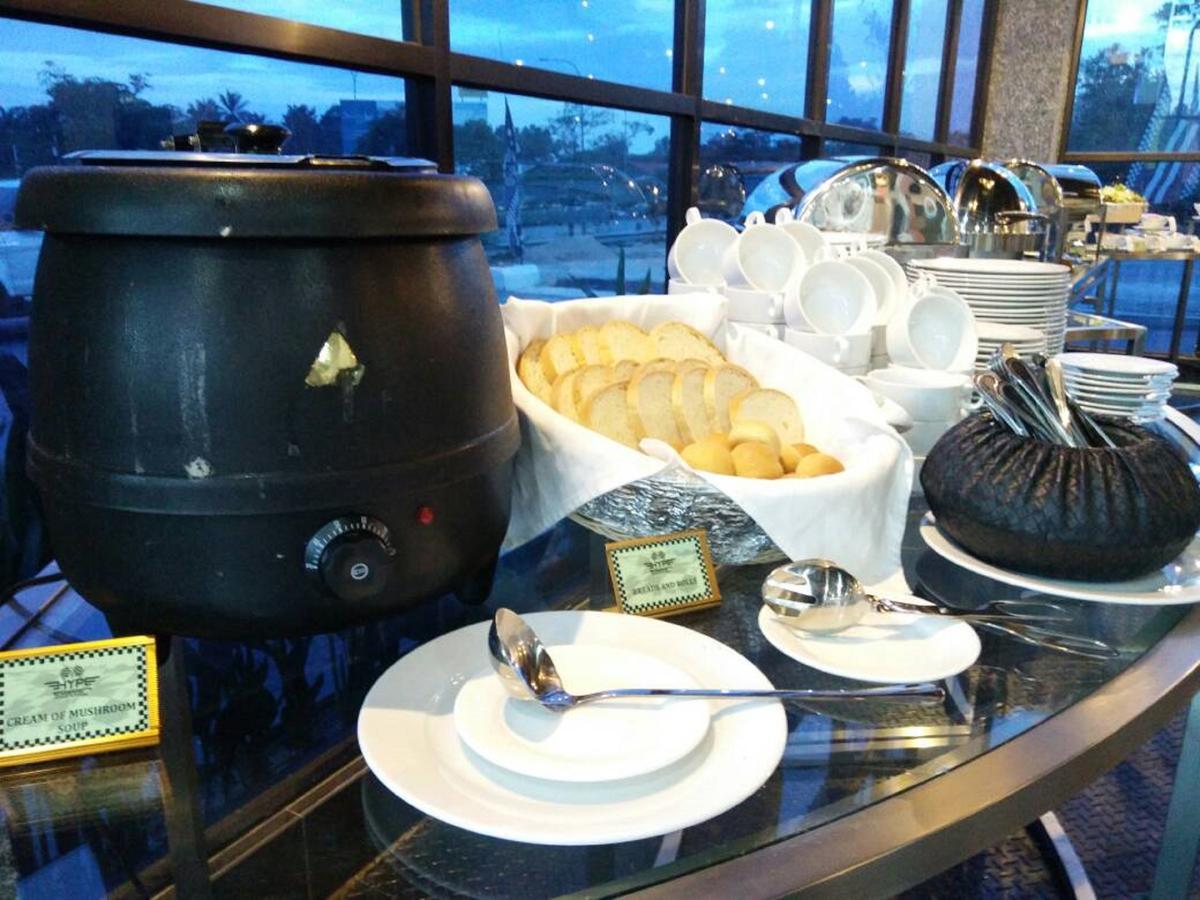 Hype Motorsport Hotel Nilai Exteriör bild
