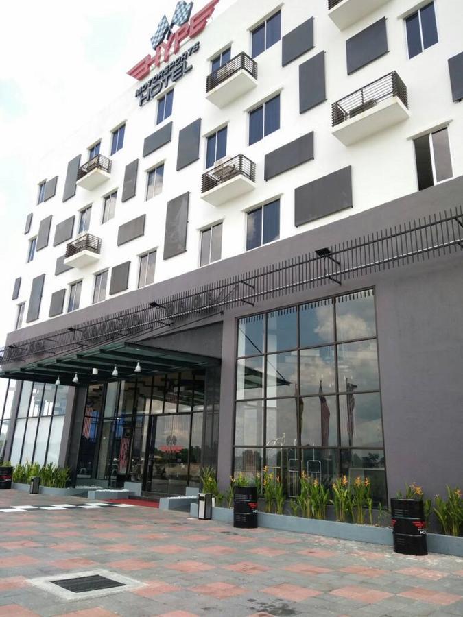 Hype Motorsport Hotel Nilai Exteriör bild